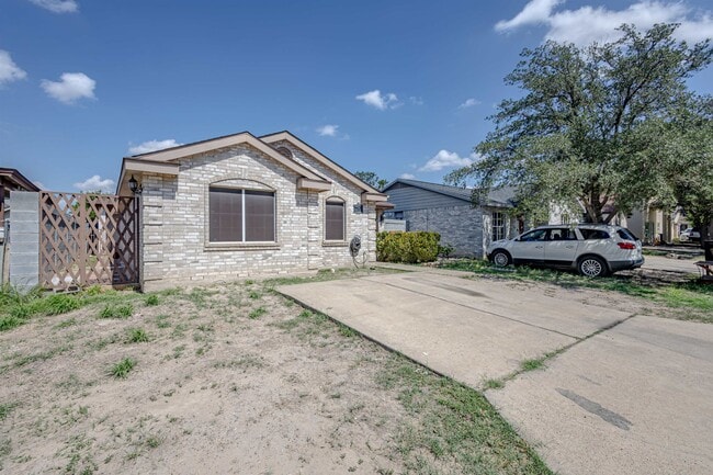 Building Photo - 1416 Rd Runner Loop