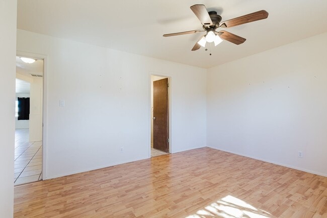 Building Photo - 3 Bedroom 2 Bathroom