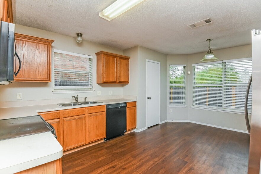 Building Photo - 825 Mesa Vista Dr