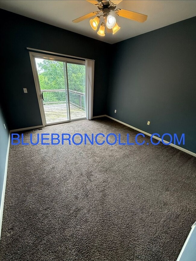 Building Photo - Spacious unit with Beautiful hardwood floors and nice touches throughout!