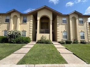 Building Photo - Villas de Cantera