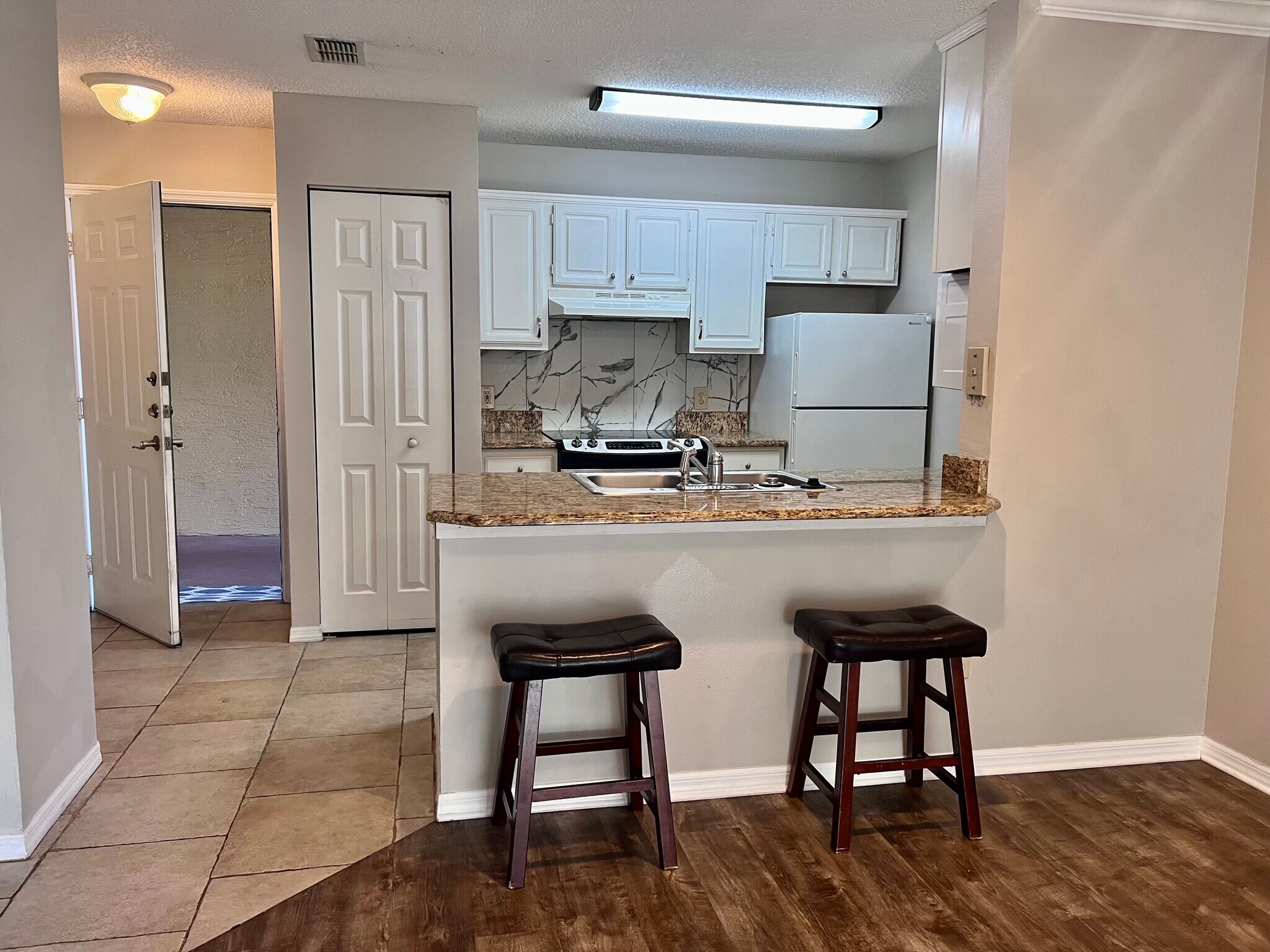 Building Photo - 1929 Summer Club Dr