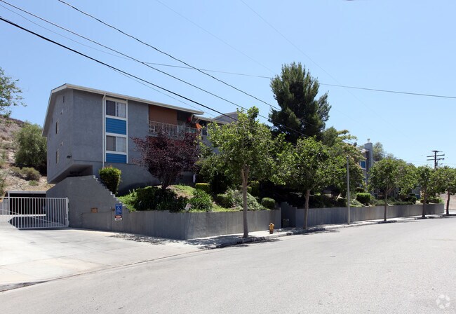 Primary Photo - Sierra Cross Apartments