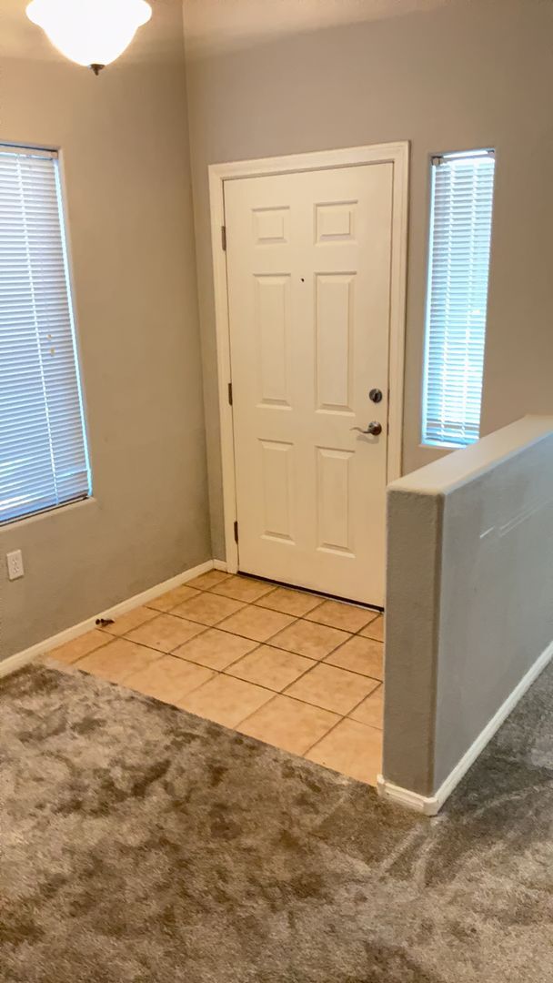 Building Photo - Condo 2 bedroom 2 bathroom Gated Entrance