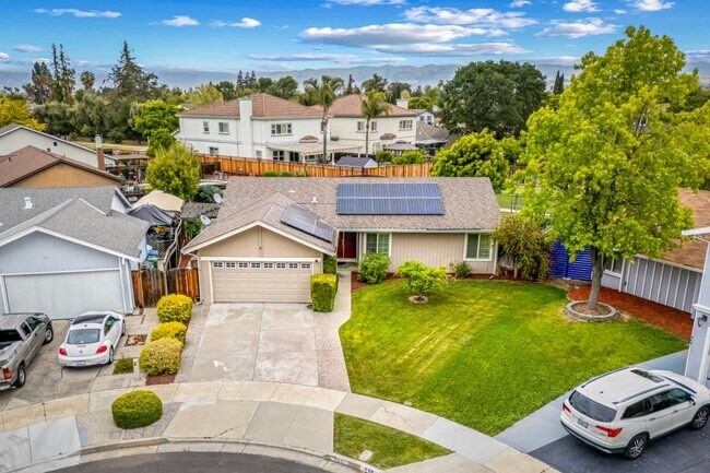 Building Photo - 464 Edelweiss Dr
