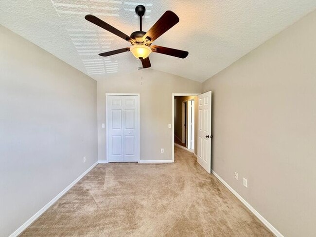 Building Photo - LARGE AND SPACIOUS 4/3 HOME IN EAST ORLANDO WEDGEFIED COMMUNITY