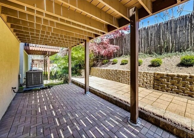 Building Photo - 1802 W Diversey Pkwy