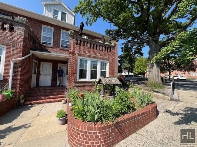 Building Photo - 3217 Cambridge Ave