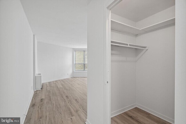 Building Photo - 224 W Rittenhouse Square