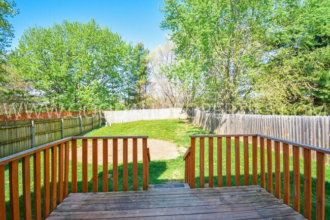 Building Photo - 3 Bed 2.5 bath Home with a fully fenced yard in West Des Moines with a 2-Car attached garage