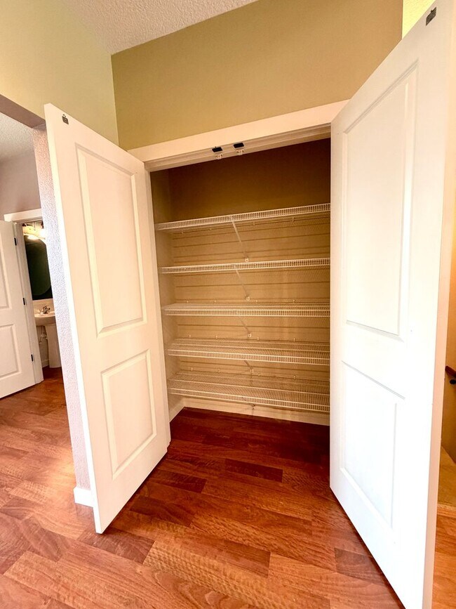 Building Photo - Sophisticated Beaverton Townhome with Mult...