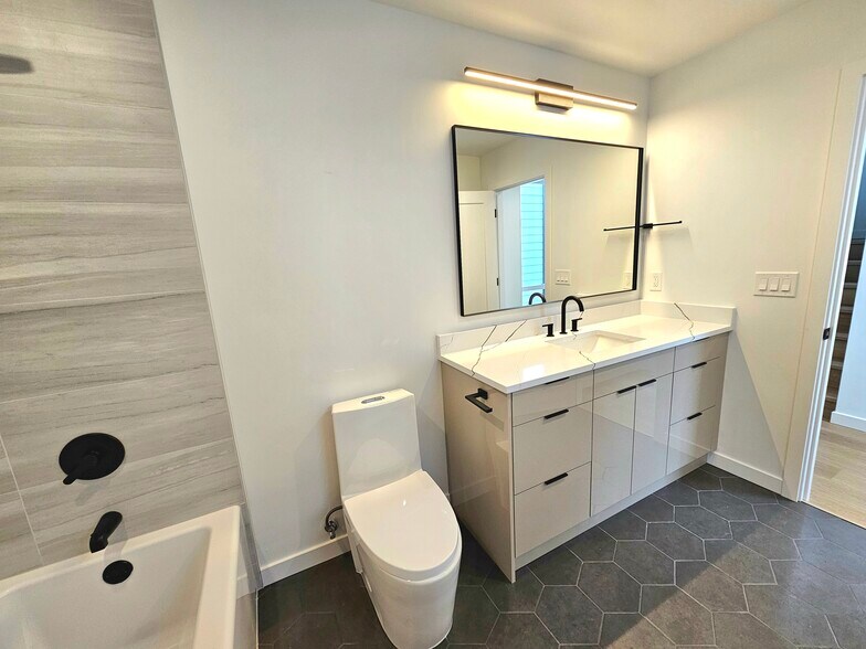 Building Photo - 922 16th Ave