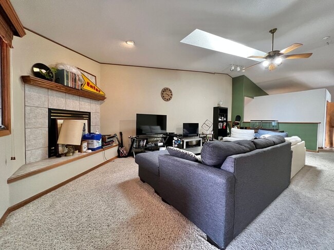 Building Photo - 4 Bed 3 Bath Townhouse in West Fort Collins!