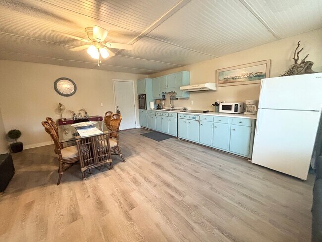 Building Photo - CALLING ALL SNOWBIRDS! Fully furnished apartment!