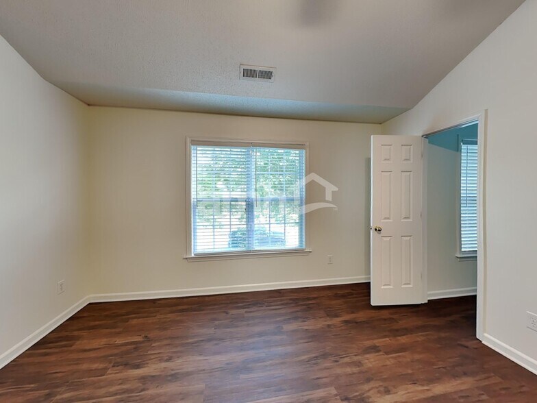 Building Photo - 60 Falcon Ct