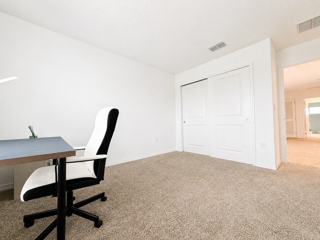 Building Photo - Experience modern & expansive living in this corner-lot 5Bedrooms/3.5Bath home at Ocala!