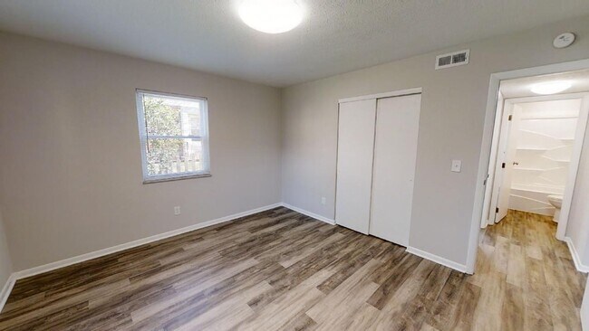 Building Photo - MOVE IN SPECIAL!!  FREE MONTH'S RENT!!  Mo...