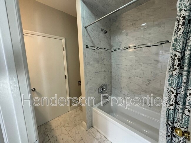 Building Photo - 501 Fenton Pl