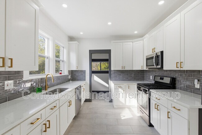 Building Photo - 3227 E 5th Ave