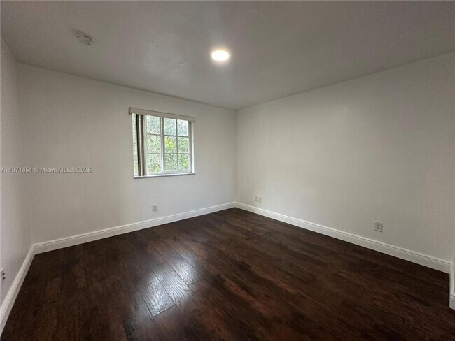 Building Photo - 3 bedroom in Hallandale FL 33009