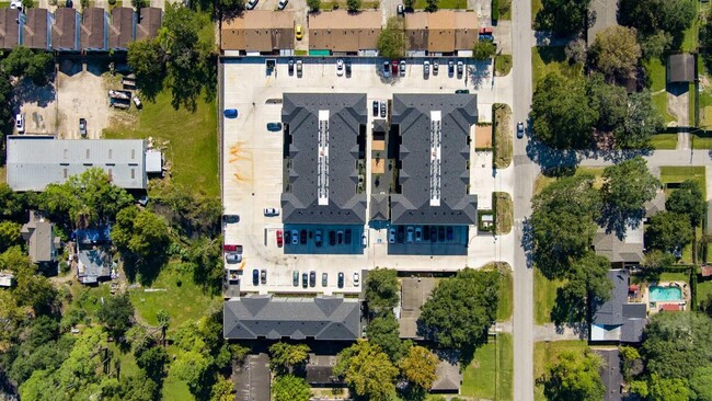 Building Photo - 1720 Crestdale Dr