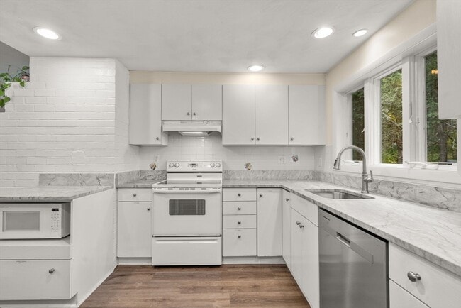 Building Photo - 14 Corrine Dr