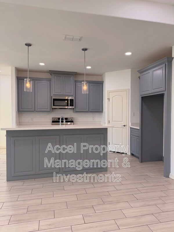 Building Photo - 418 Gonzalez Dr