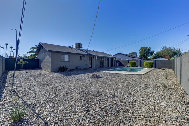 Building Photo - 1986 E Palmcroft Dr