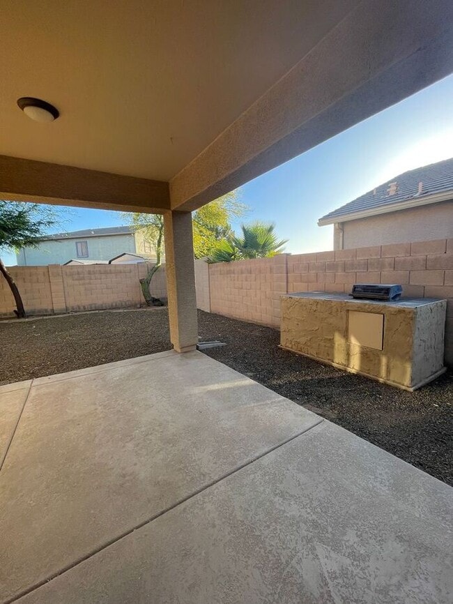 Building Photo - READY TO VIEW NOW! Spacious 3 Bed 2 Bath Home in Surprise Farms!