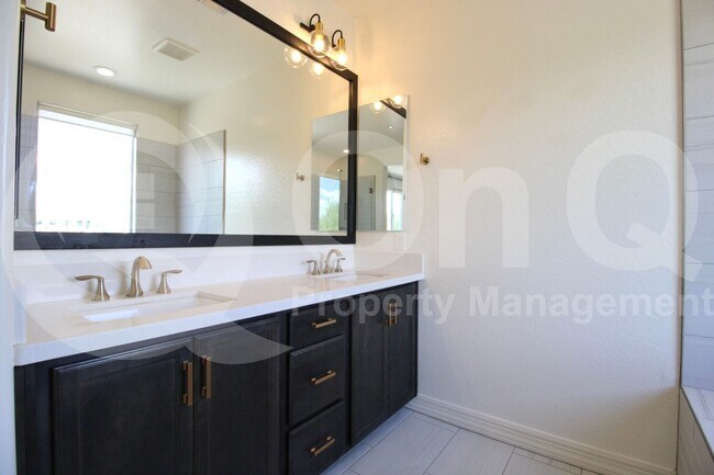Building Photo - 7330 E Vista Bonita Dr