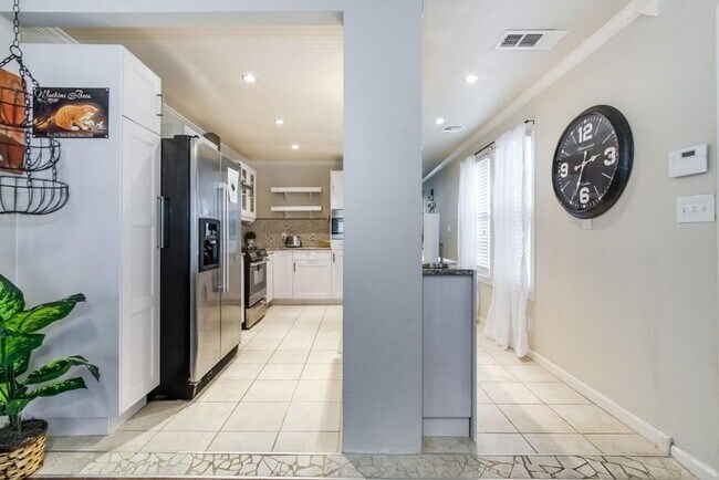 Building Photo - 2404 Thornton Rd