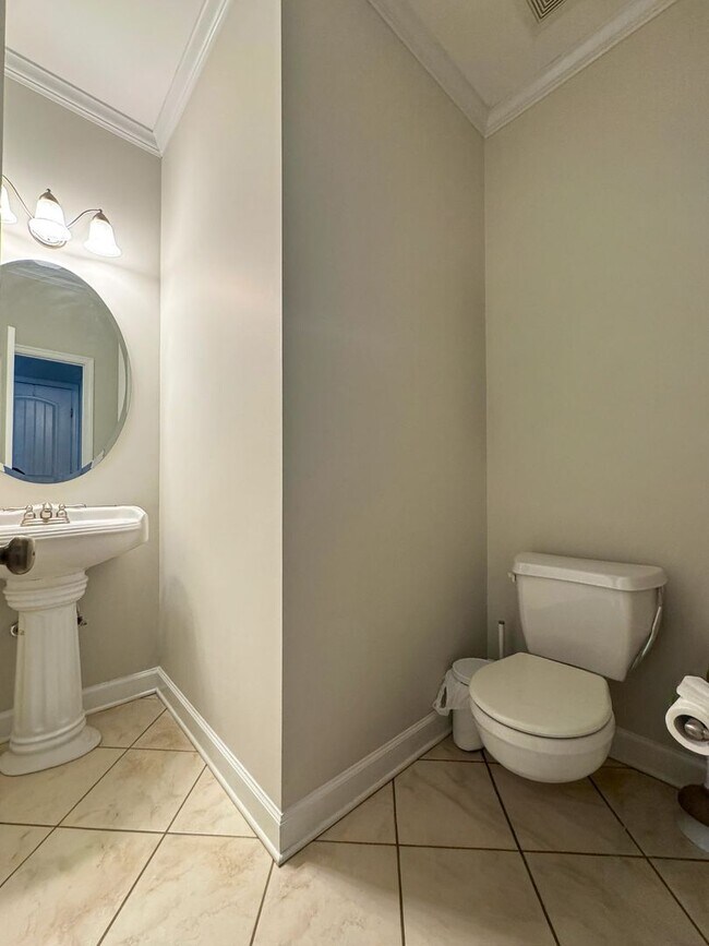 Building Photo - Well-Maintained 4 Bed 2.5 Bath Home with a Pool