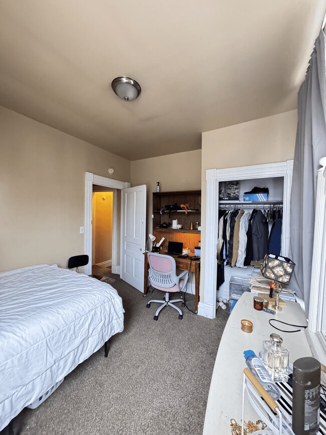 Building Photo - Oakland 3 Bedroom with Parking – Available August 1st, 2026