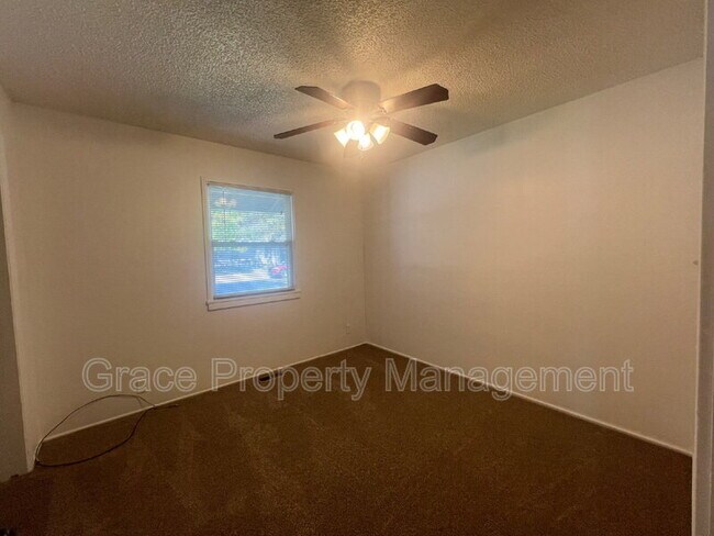 Building Photo - 8910 Hoyt Dr