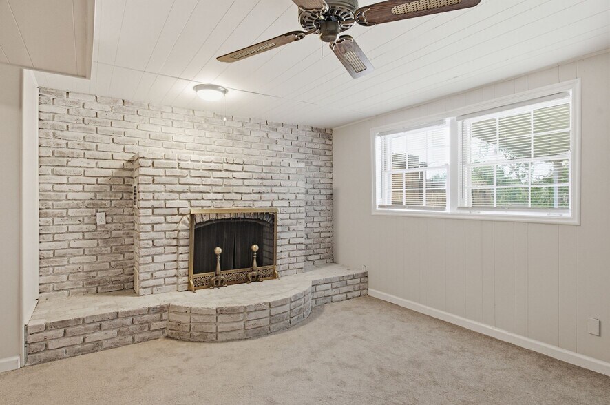 Non working fireplace. - 2614 Edge O Lake Dr
