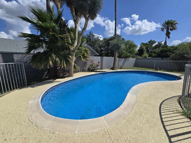 Building Photo - 211 Esperanza Dr