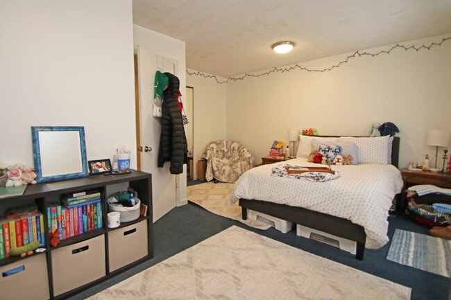 Building Photo - Your Chill JMU Spot—Awesome 2-Bed, 2-Bath Condo Close to Campus!