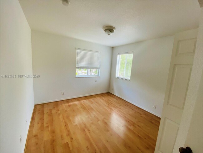 Building Photo - 2433 Pasadena Way