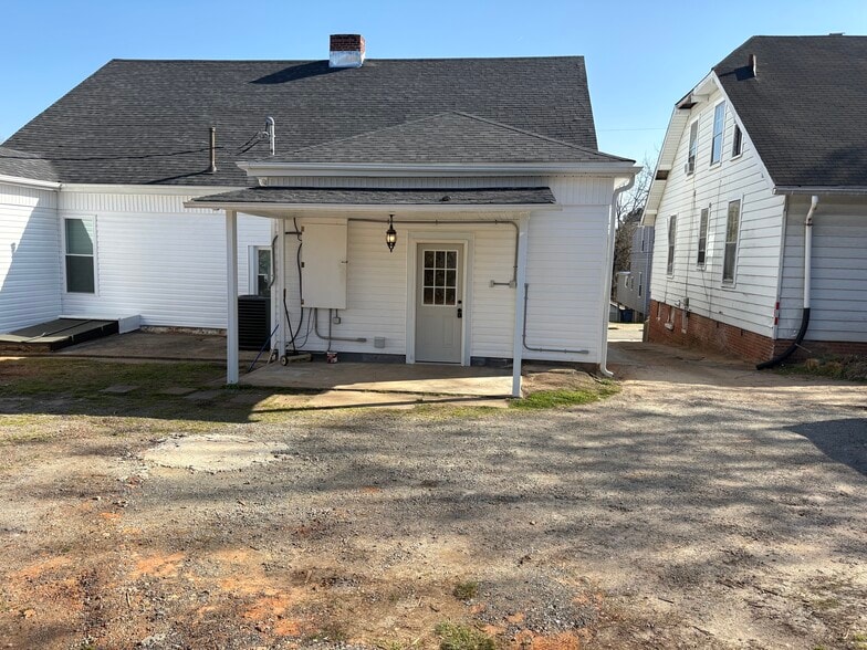 parking for 4 cars - 1328 Shepherd St