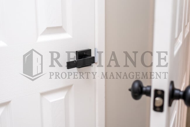 Building Photo - 2506 N Somerset Ave