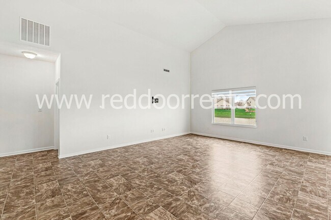 Building Photo - Family-Friendly Fortville Living