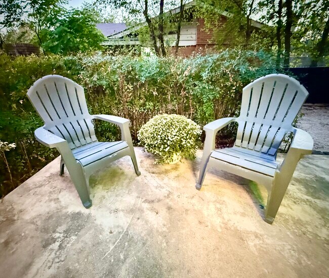 Building Photo - 1000 Hillyer St