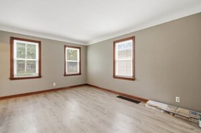 Building Photo - 3 Bed / 1 Bath | Ferguson, MO | $1,220/mo