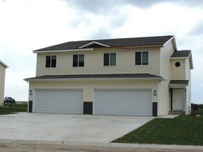 Building Photo - Beautiful 3bedroom 2 bath townhouse FOR SA...