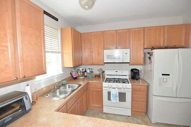 Building Photo - Lakefront Condo in Greenbrier