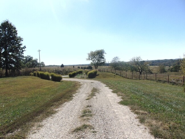 Building Photo - Majestic 3 Bed Mid MO Ranch!