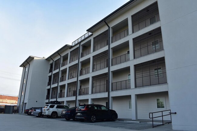 Building Photo - 2100 St Thomas St