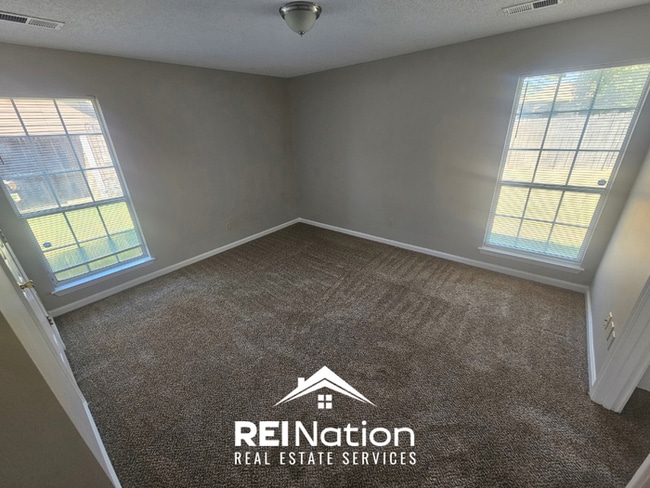 Building Photo - MEMPHIS CHARMER! | Vaulted Ceilings & Brick Fireplace | 3 Bed / 2 Bath