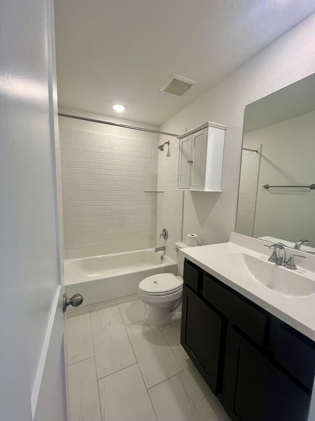 Building Photo - Spacious 4 Bedroom / 4 Full Bath Home w/ M...