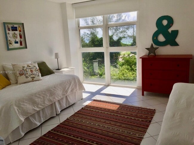 Building Photo - 100 Bayview Dr